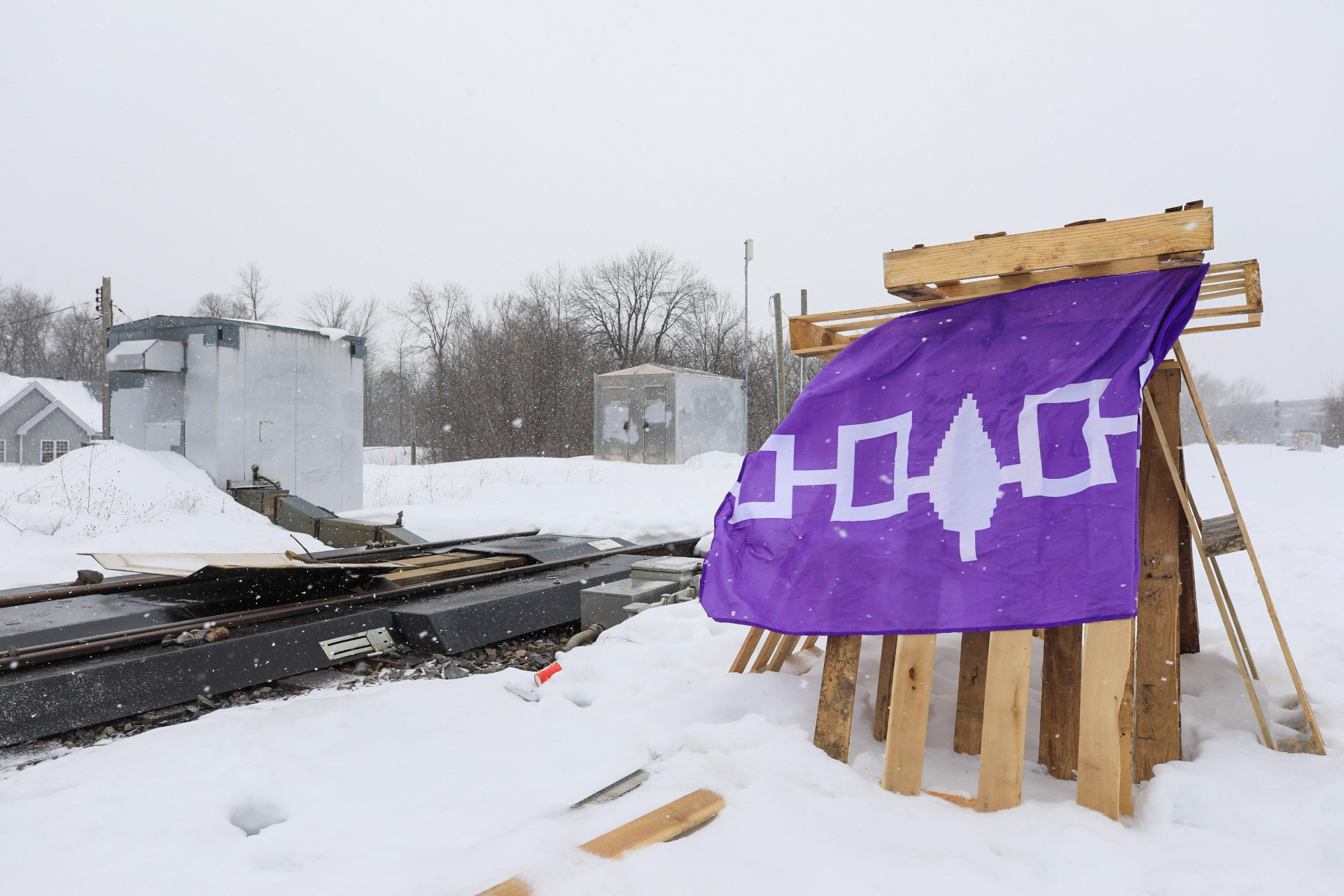 Le CP obtient une injonction pour démanteler la barricade à Kahnawake