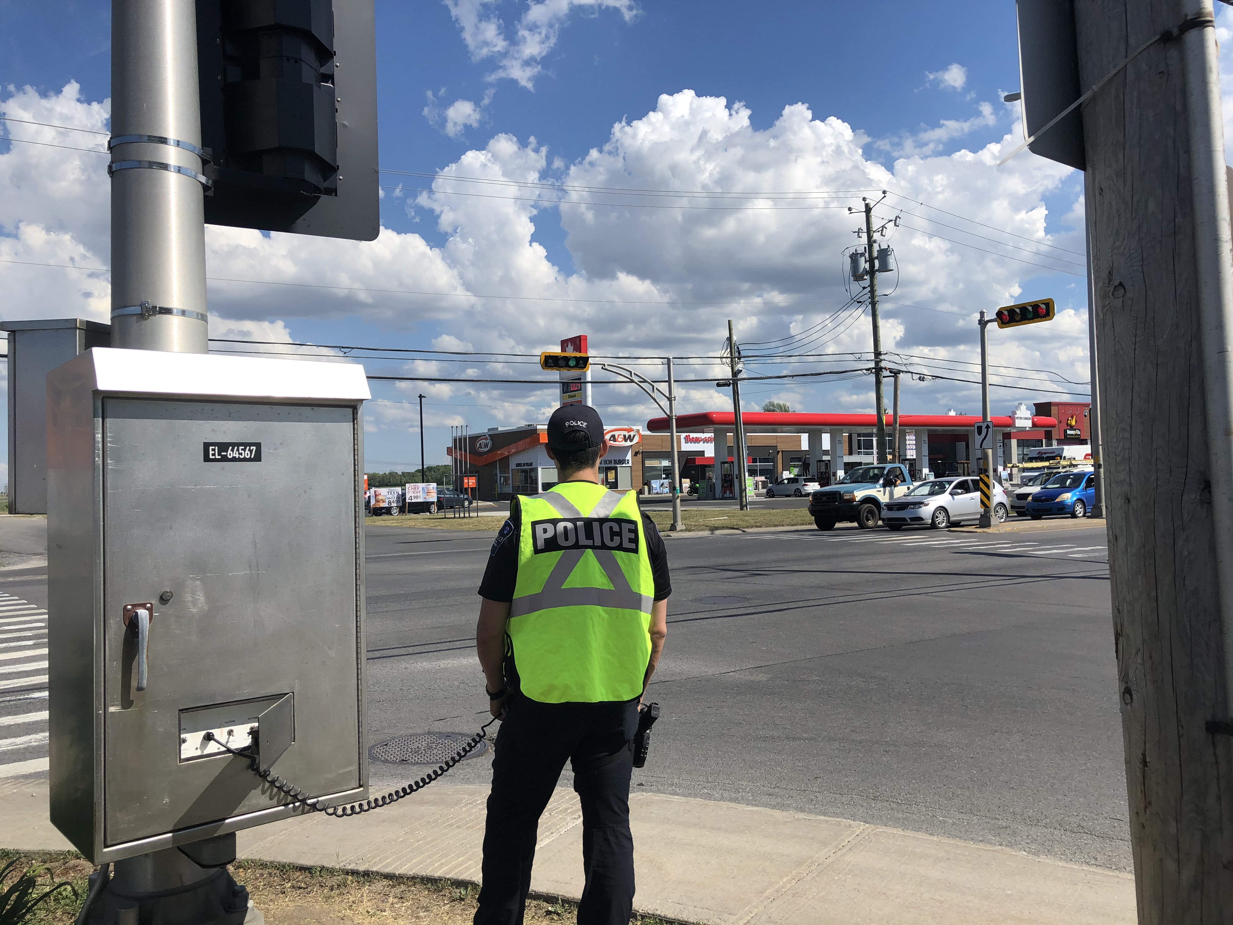 Des policiers contrôlent des feux de circulation à Mercier