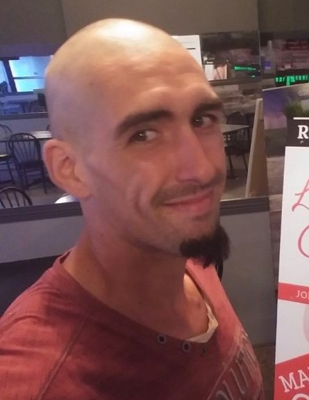 Recherché pour menaces, harcèlement et bris d&rsquo;ordonnance