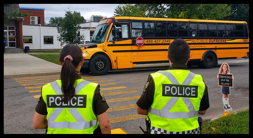 Plan mis sur pied pour des enfants qui marchent