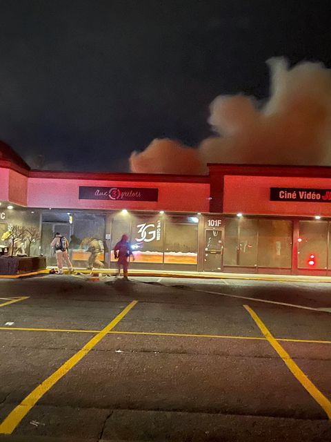 VIDÉO-Un incendie majeur détruit plusieurs commerces à Saint-Rémi