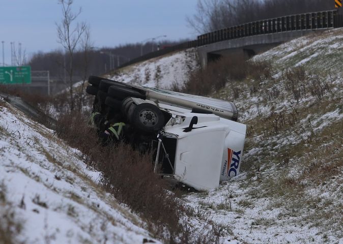 Un camion 53 pieds se renverse sur l’autoroute 730 à Sainte-Catherine