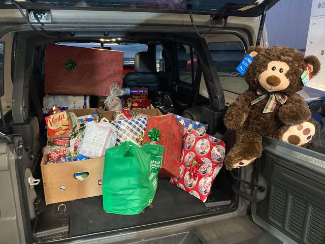 Les cols bleus de Châteauguay donnent à deux familles dans le besoin