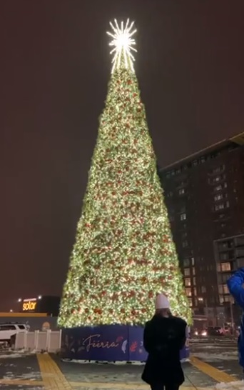 Un sapin de 18 mètres et avec plus de 68 000 lumières à Brossard
