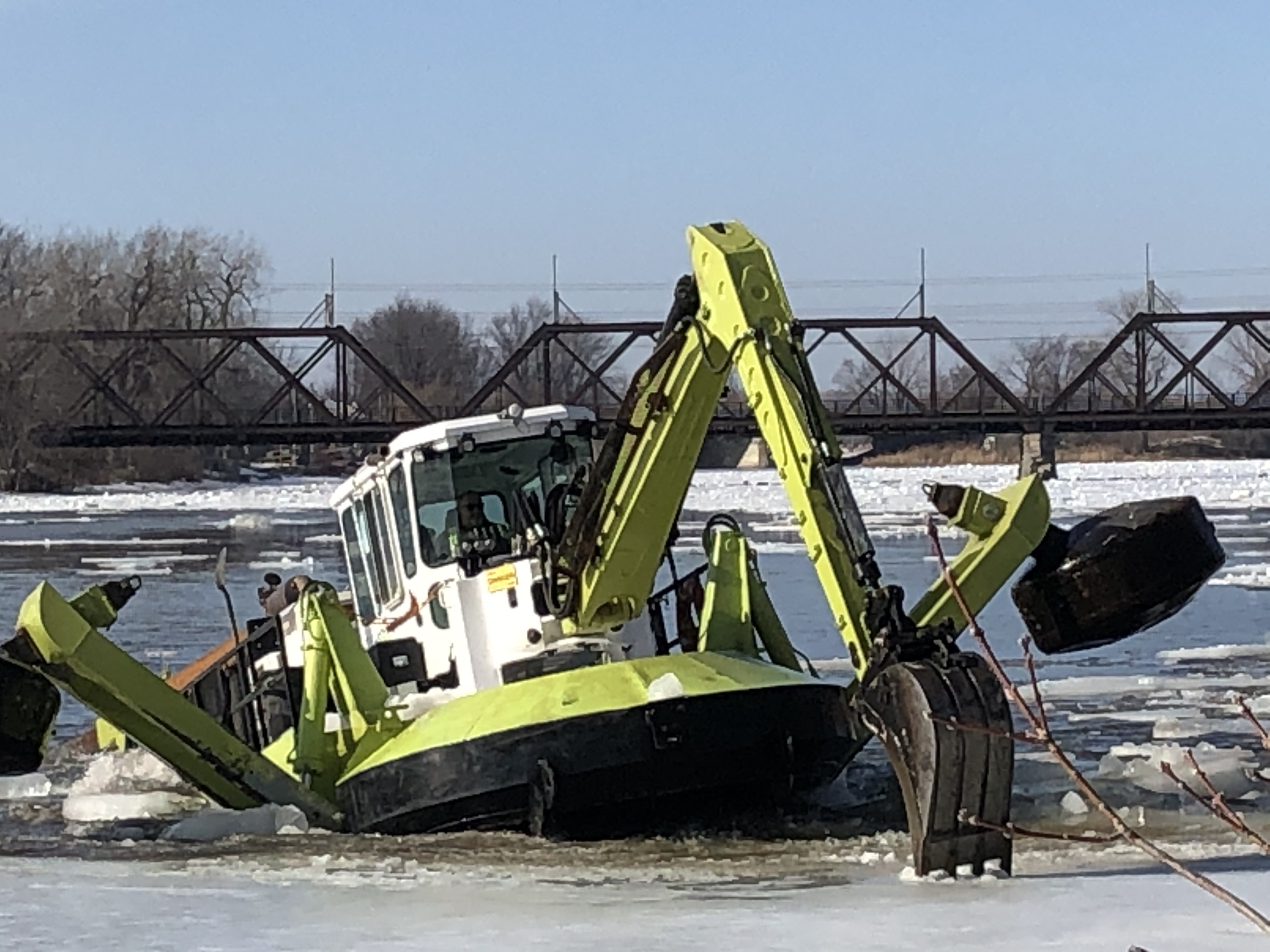 En vidéo – L’excavatrice amphibie à l’oeuvre