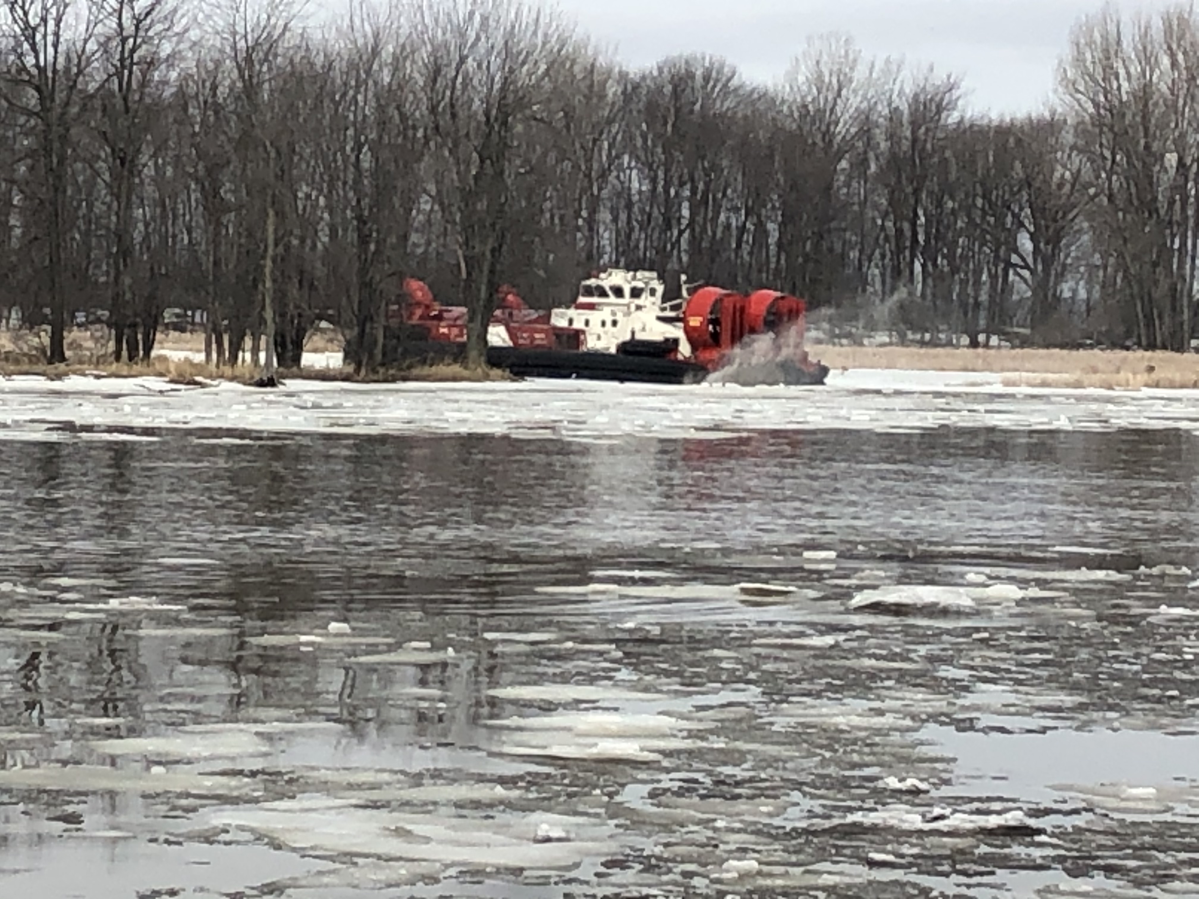 L’aéroglisseur casse la glace à Châteauguay