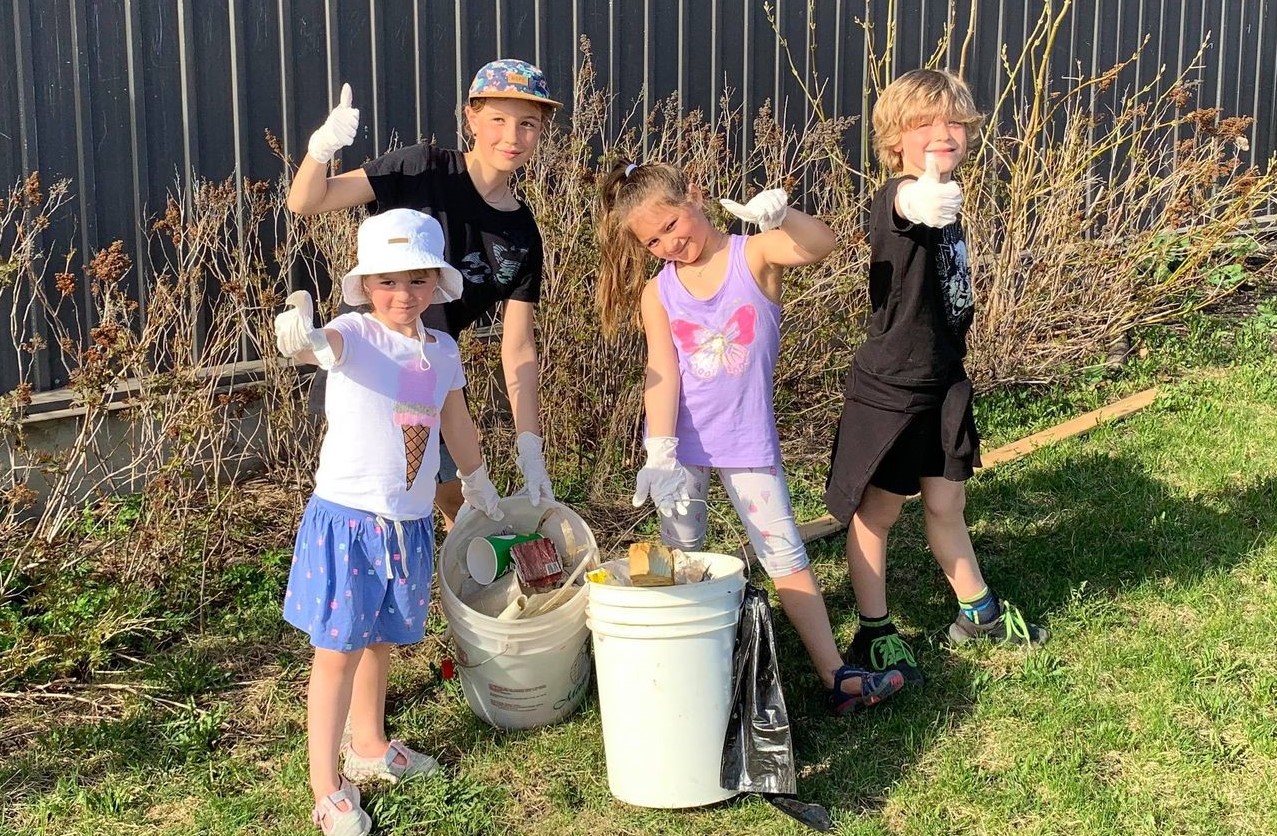 Quatre enfants ramassent les déchets