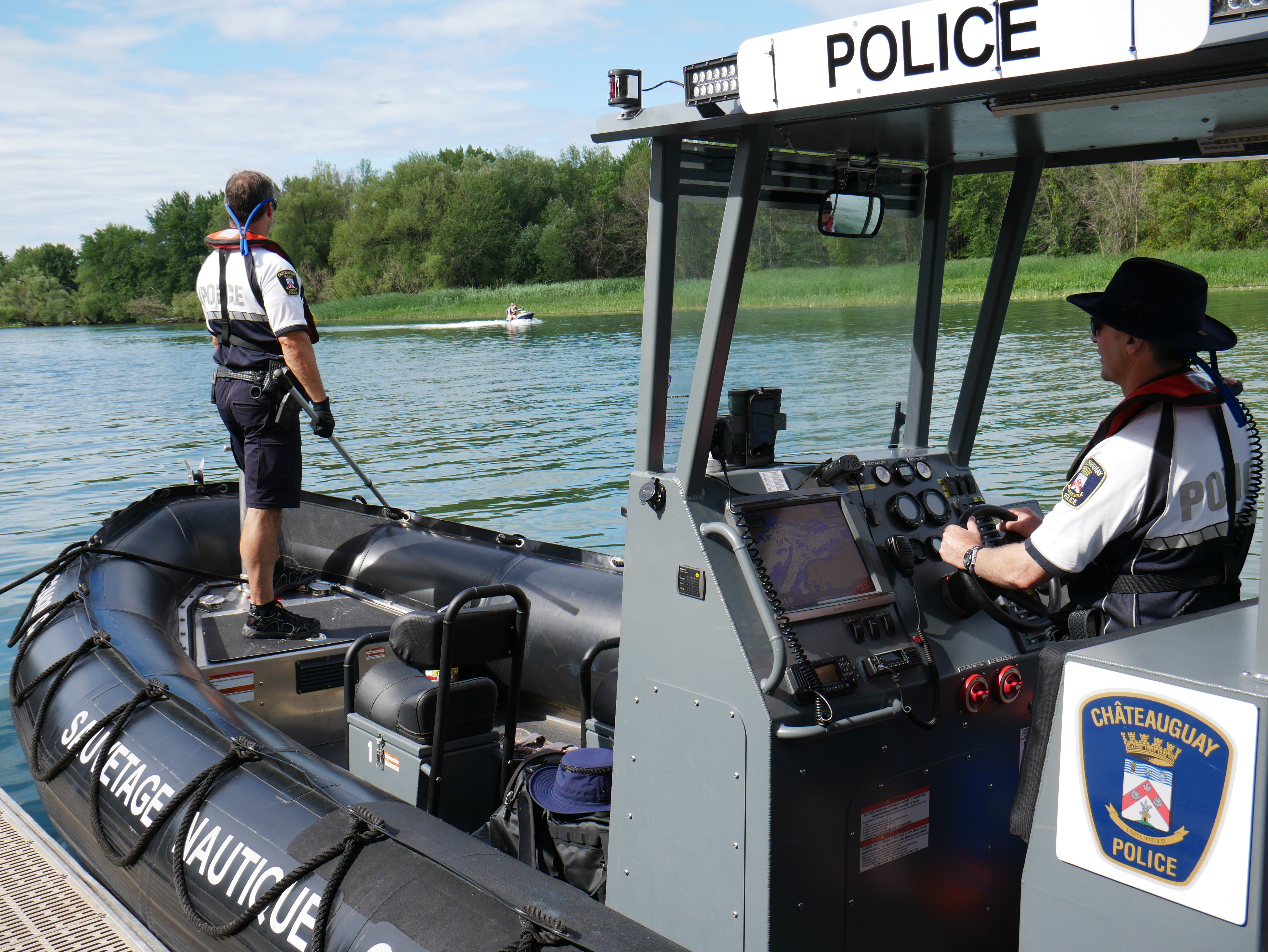 Policiers et pompiers de Châteauguay partagent un bateau