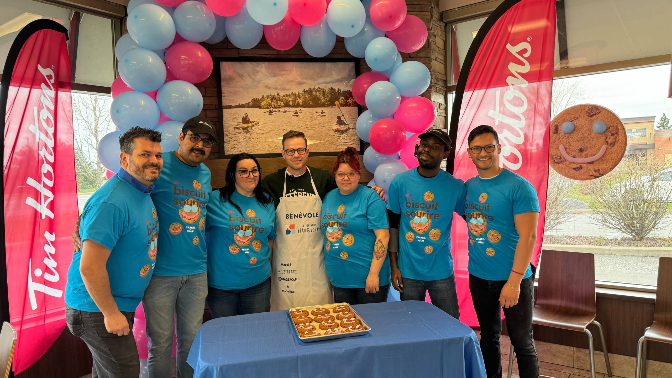 Un plongeur a une rencontre rapprochée avec un requin baleine