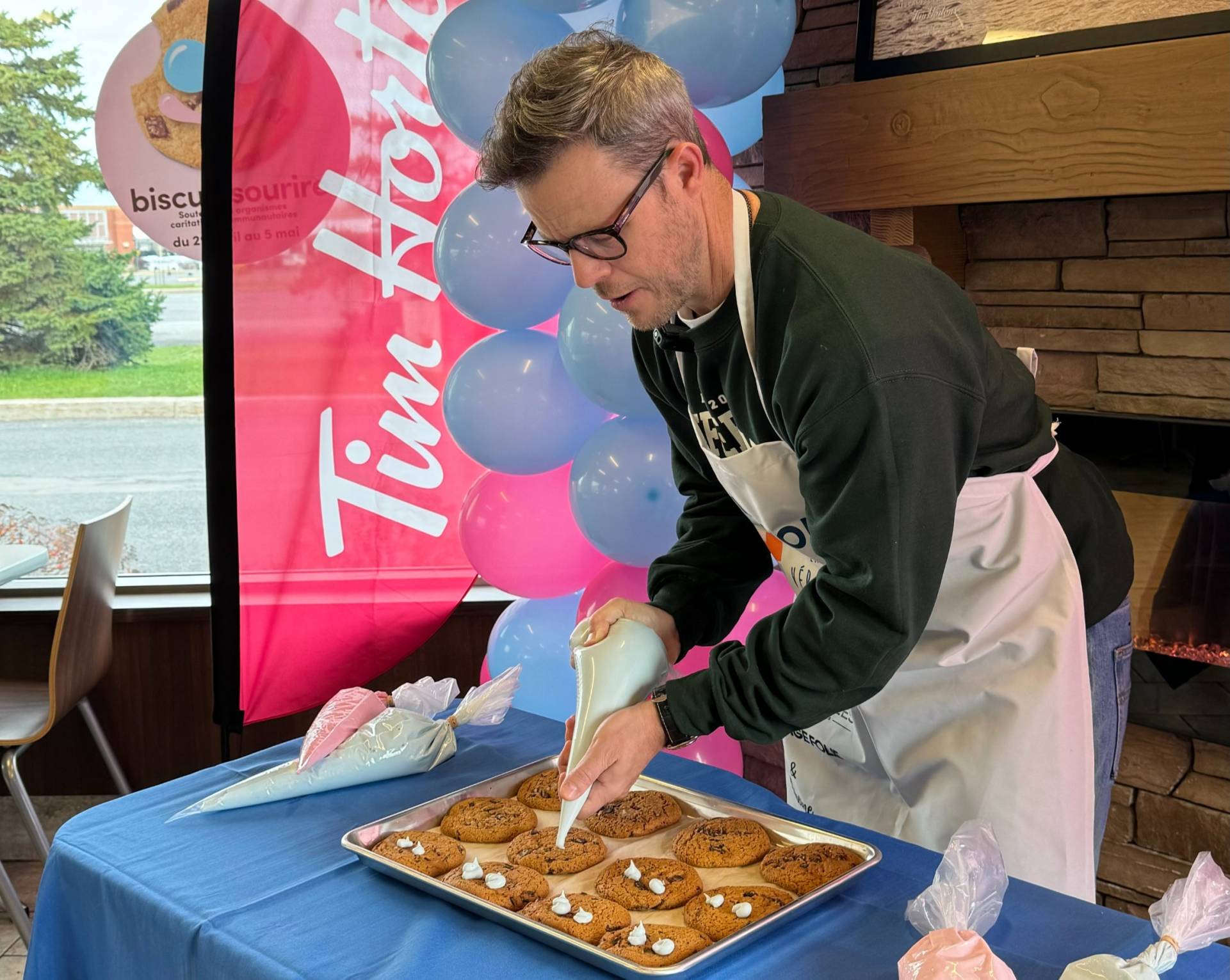 Le raton laveur se repose dans le tiroir de la commode