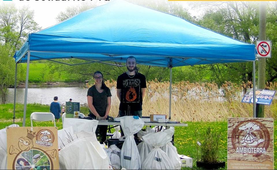Cet homme est un maître pour tailler son buisson