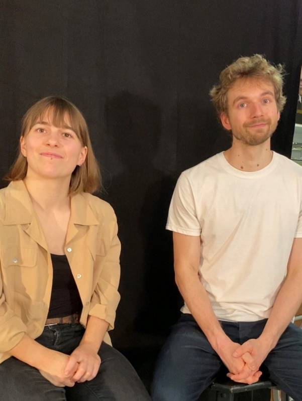 Un chien s&rsquo;endort sur un bol d&rsquo;eau