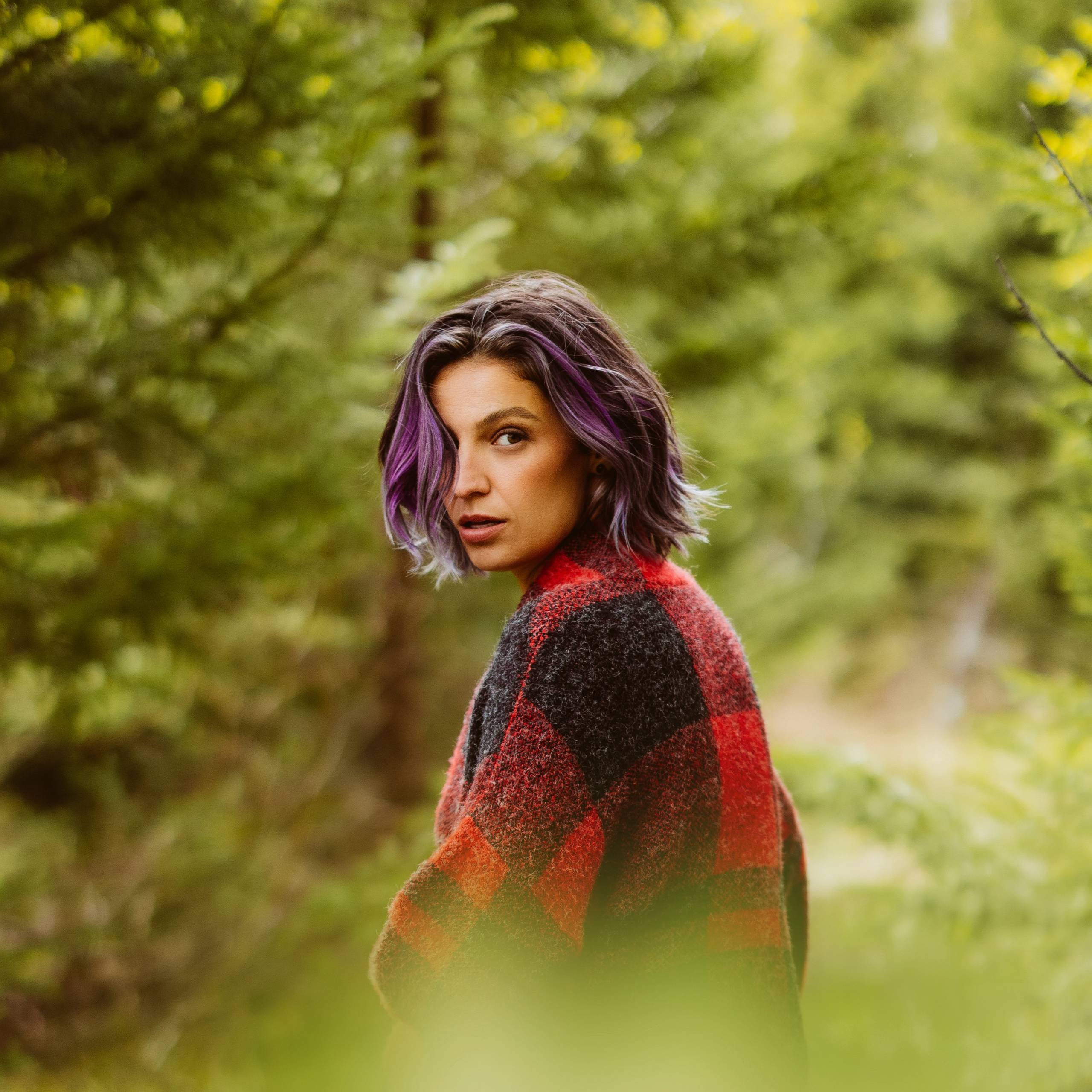 Un rat renverse la situation sur un chat