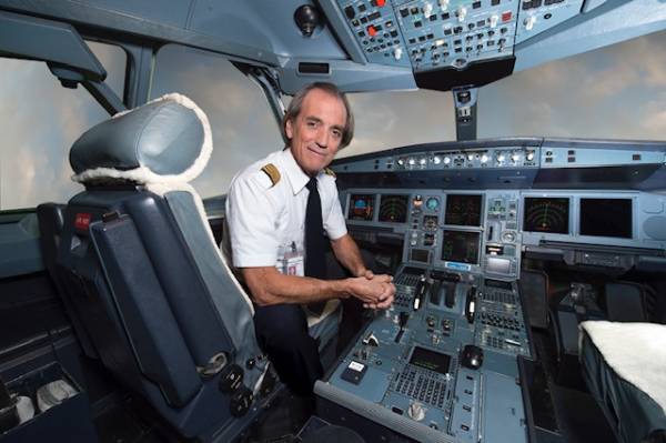 Un petit fermier aide à transporter des haricots dans un petit tracteur