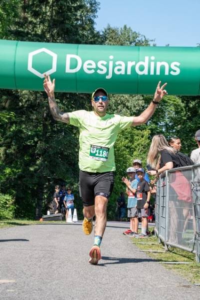 Un papa qui joue du piano à son bébé