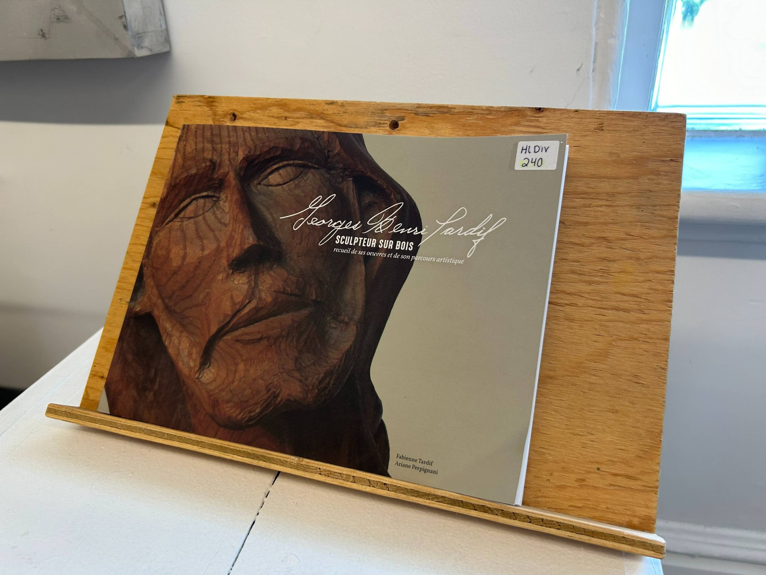 Une voiture décorée avec des lumières de Noël