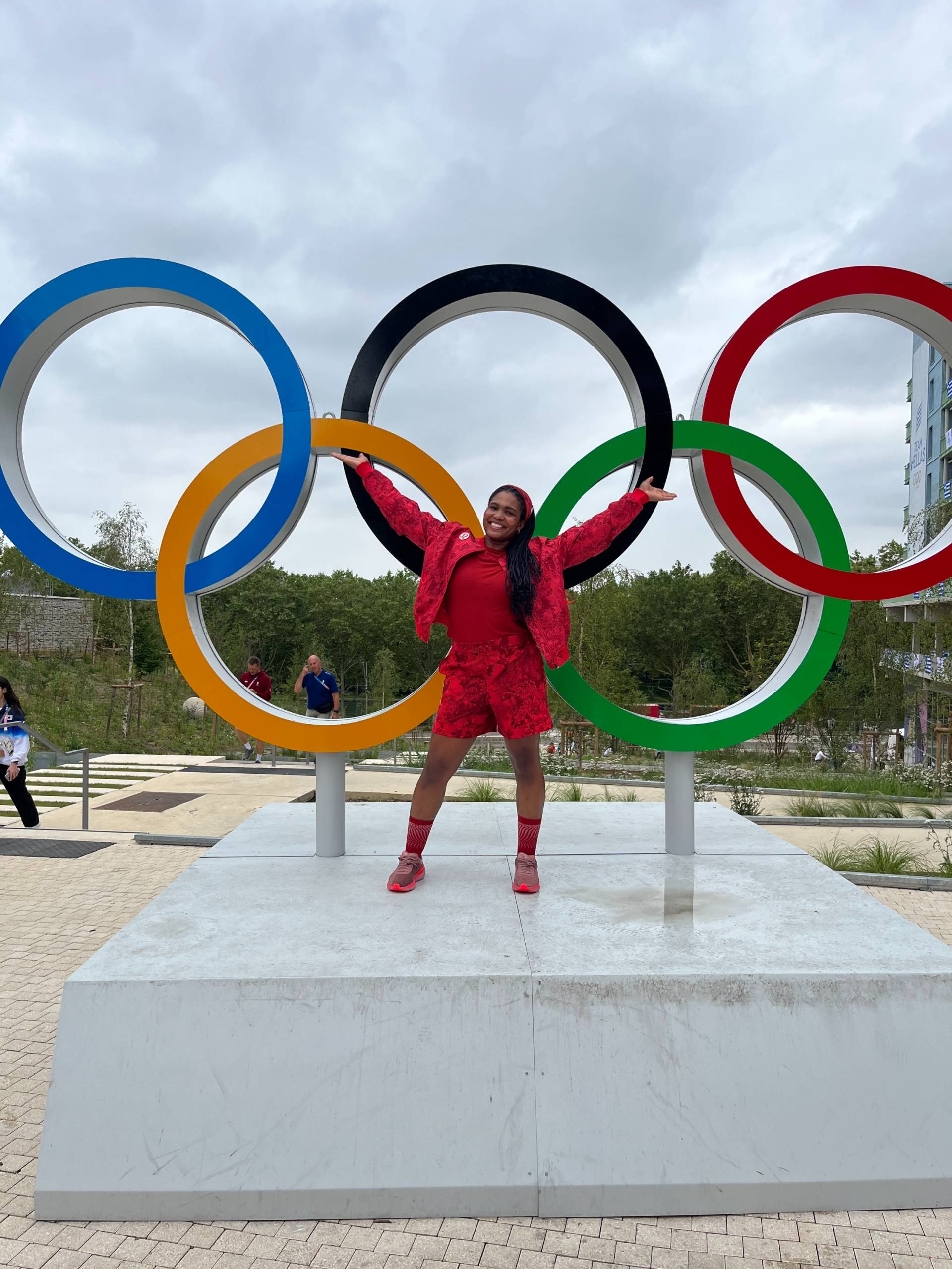 Bouledogue français mâche un jouet en peluche