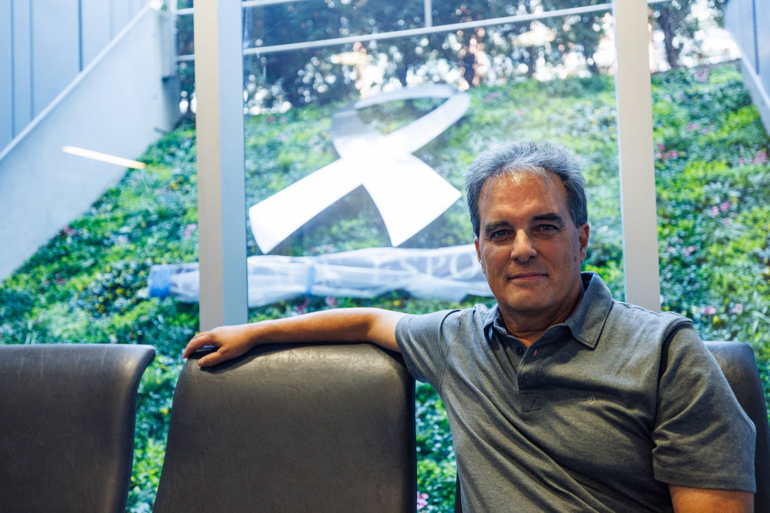 Jouer avec un bouledogue français à travers une fenêtre