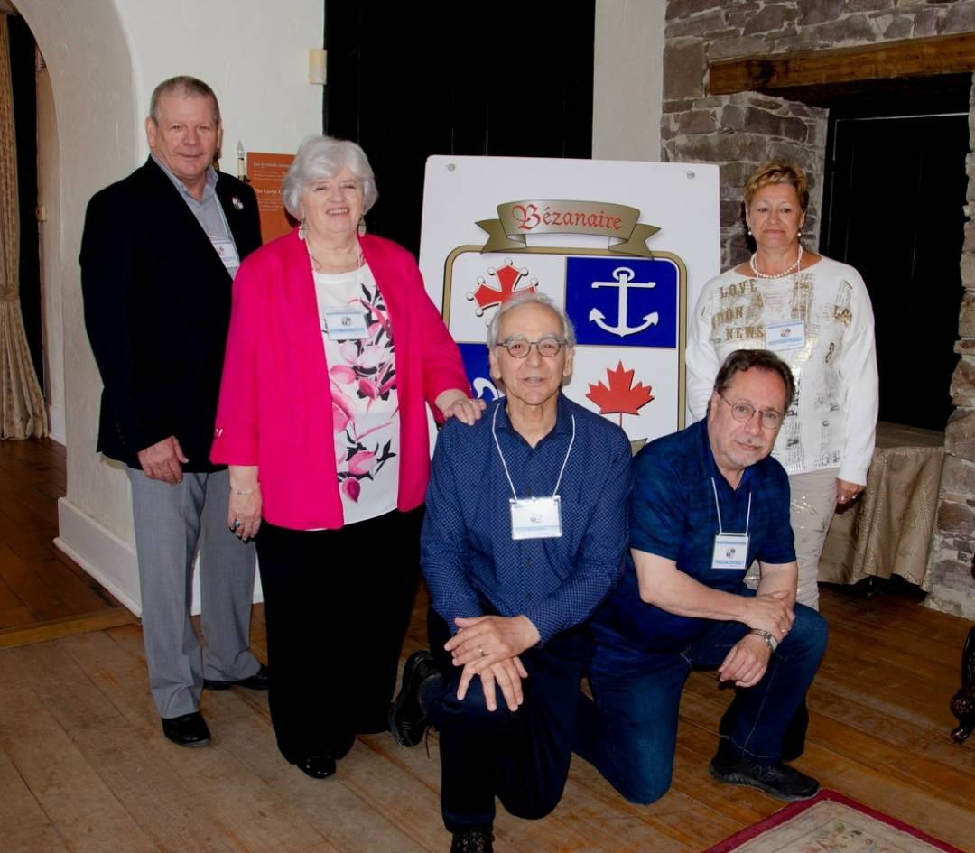 Un singe de compagnie monte à l’arrière d’une moto