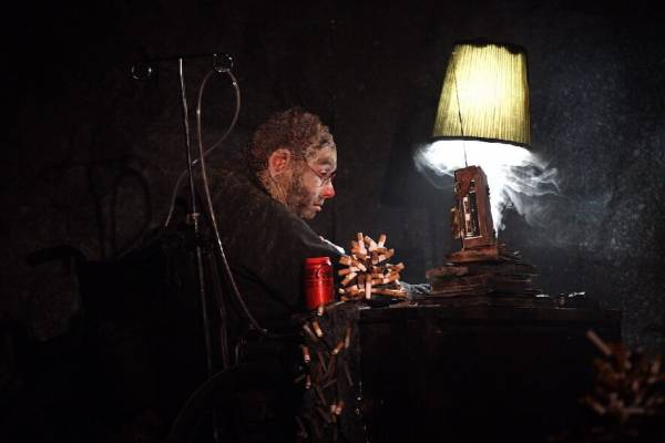 Une fille fait semblant de couper les cheveux d&rsquo;un chat indifférent