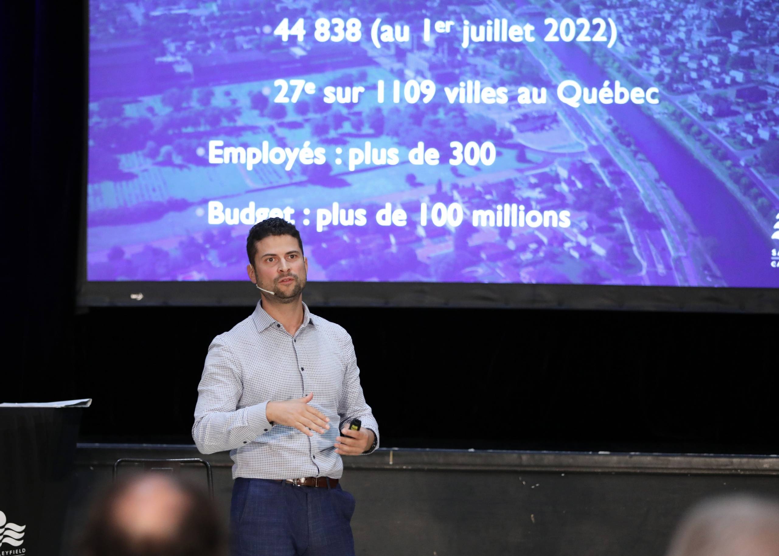 Un chien apprend à son chiot à utiliser la chatière