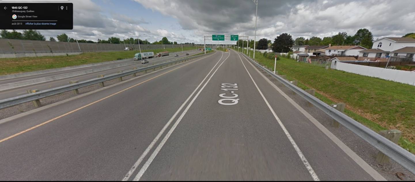 Un motocycliste se détend au feu rouge