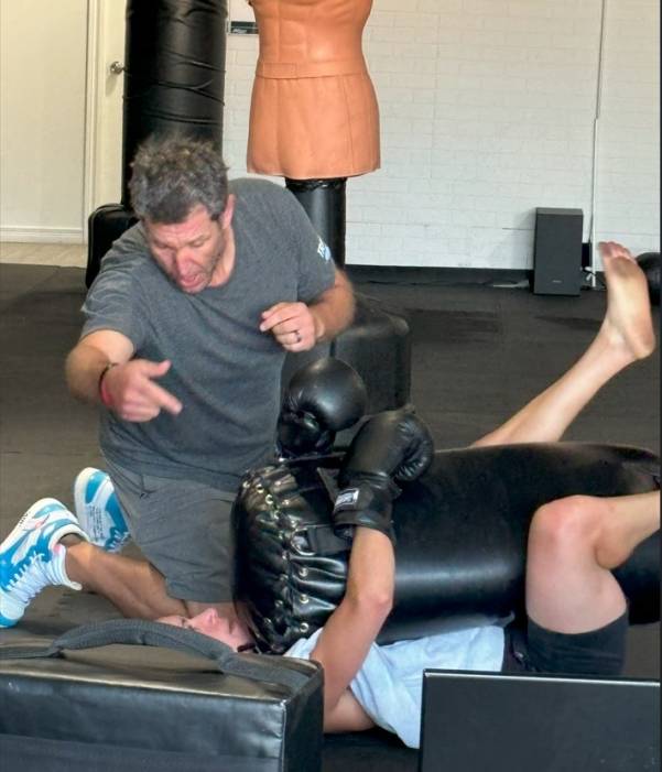 Un flamant rose peint sur un corps humain