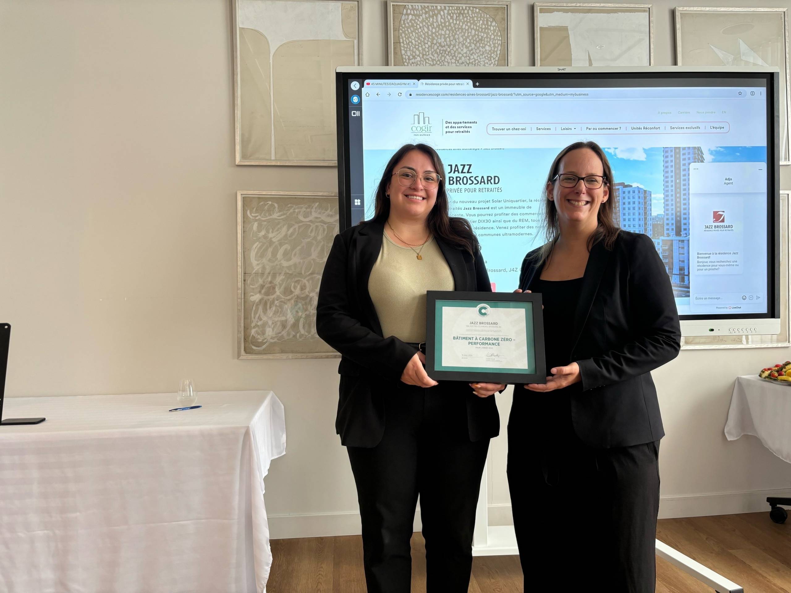 Le chat est enthousiasmée par les nouveaux escaliers de son appartement