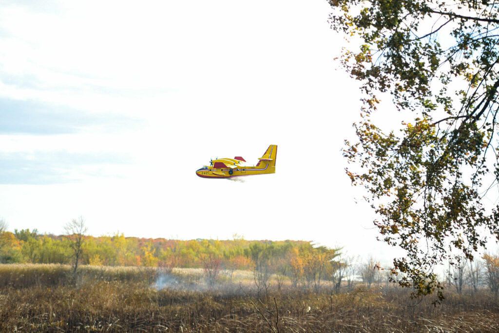 Un avion de la SOPFEU dans les airs à Léry.