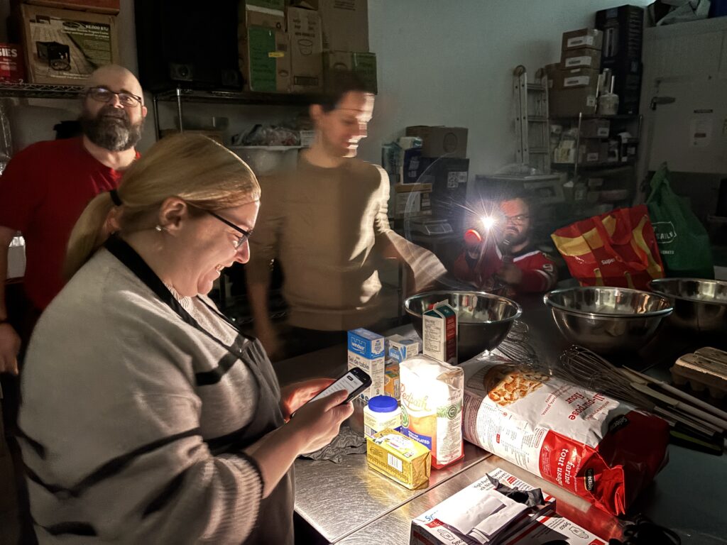 les apprentis pâtissiers se débrouillent sans électricité.