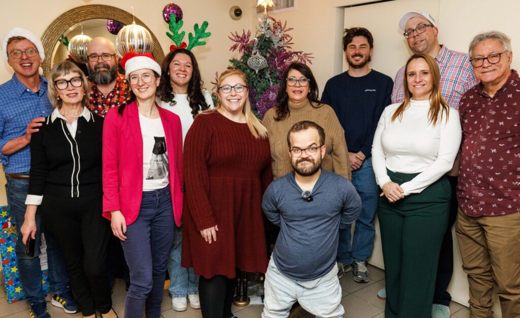 L'équipe de Gravité en compagnie de Linda Caron et sa collègue à la résidence Les Quatre saisons