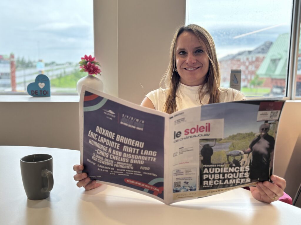 Julie Voyer lit le journal
