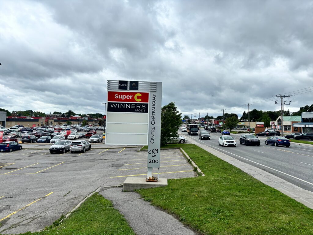 L'affiche à moitié vide du centre commercial de Châteauguay.