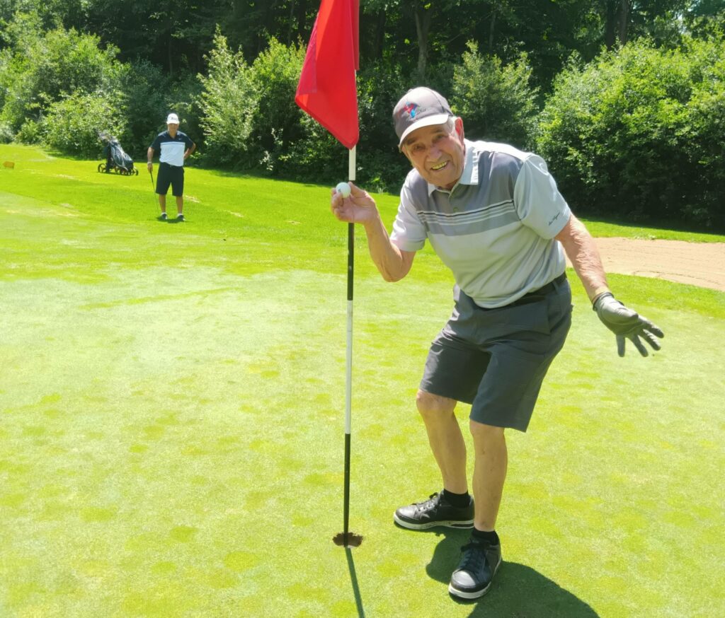 VIDÉO ET PHOTOS – Un trou d’un coup à 91 ans