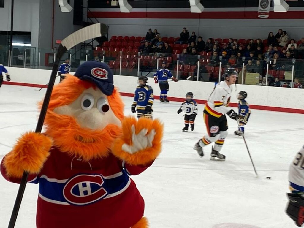 Les anciens Canadiens encouragent le hockey mineur de Mercier