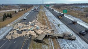 Déchargement de bois sur la 30