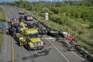 Poids lourd renversé sur l&rsquo;autoroute 30 à Saint-Constant