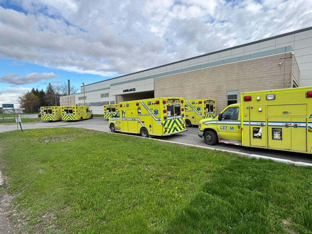 Hôpital Anna-Laberge débordé : des civières retirées et un surplus d’ambulances en cause