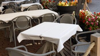 Optimiser les terrasses commerciales : solutions flexibles pour cafés, hôtels et restaurants