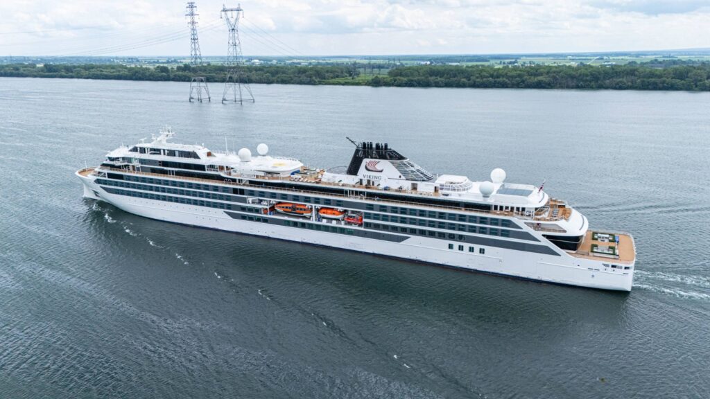 Un impressionnant bateau de croisière dans la Voie Maritime