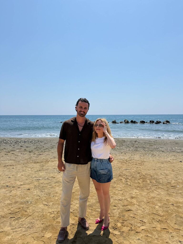 Julie Snyder promet une saison « plus décapante » d’Occupation Double à Chypre