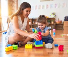 Quand l’attachement de bébé passe par le jeu : des compagnons qui font grandir