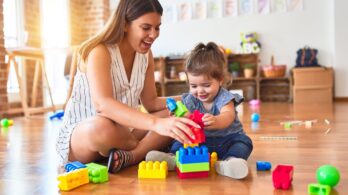 Quand l’attachement de bébé passe par le jeu : des compagnons qui font grandir