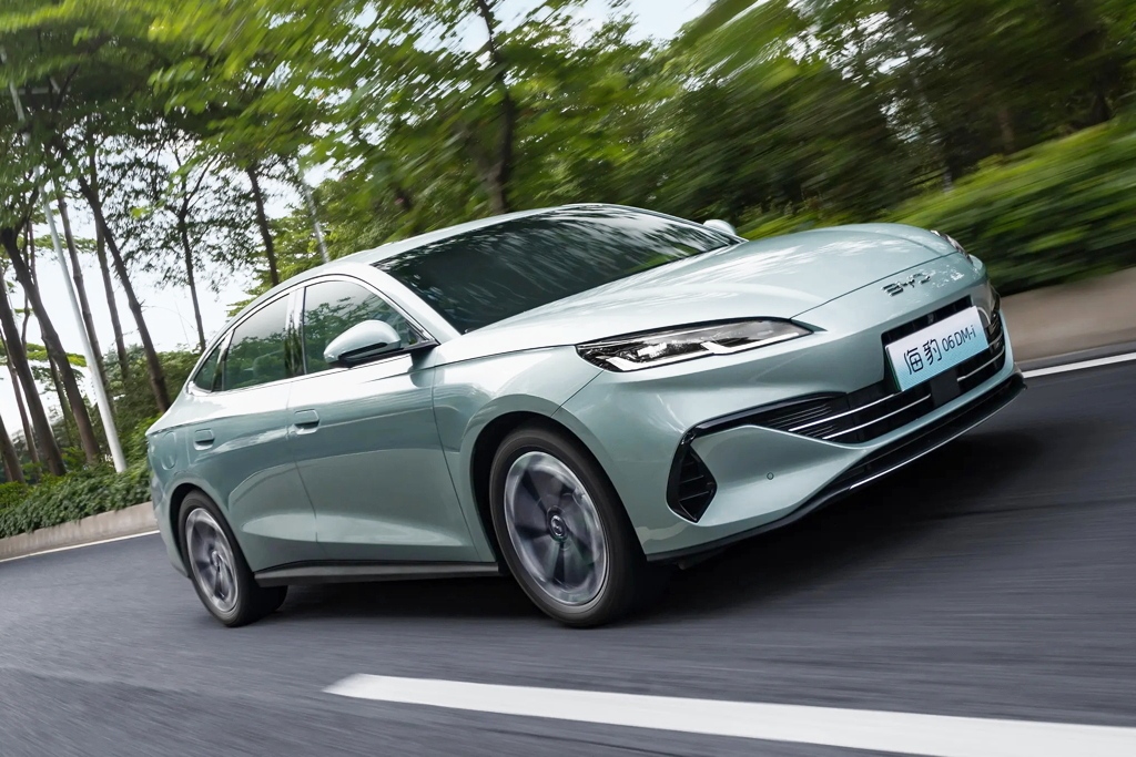 BYD lance deux hybrides branchables qui font 2 000 km et plus