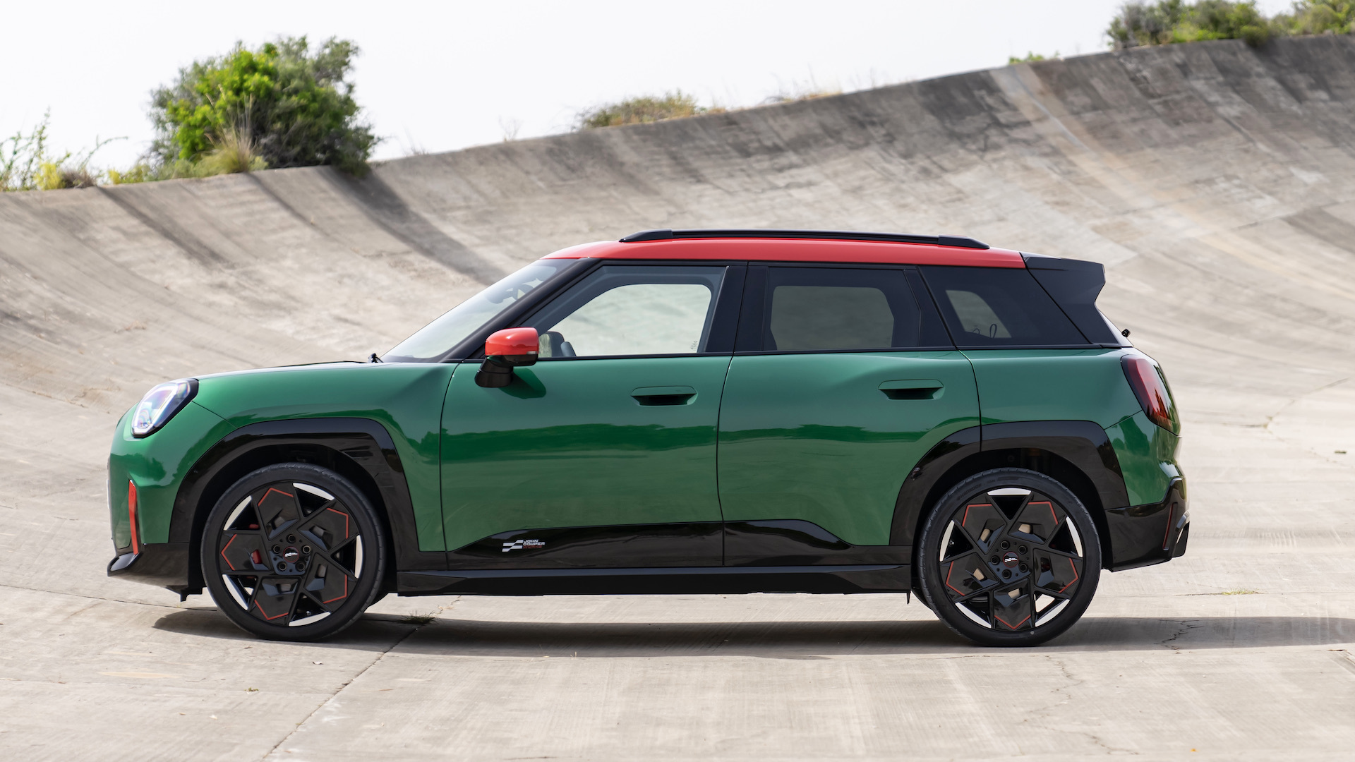Image illustrant l'article: Deux versions électrisantes pour les MINI John Cooper Works