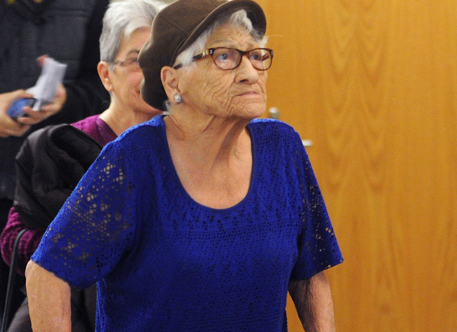 Outrée de la peine imposée au meurtrier de son fils