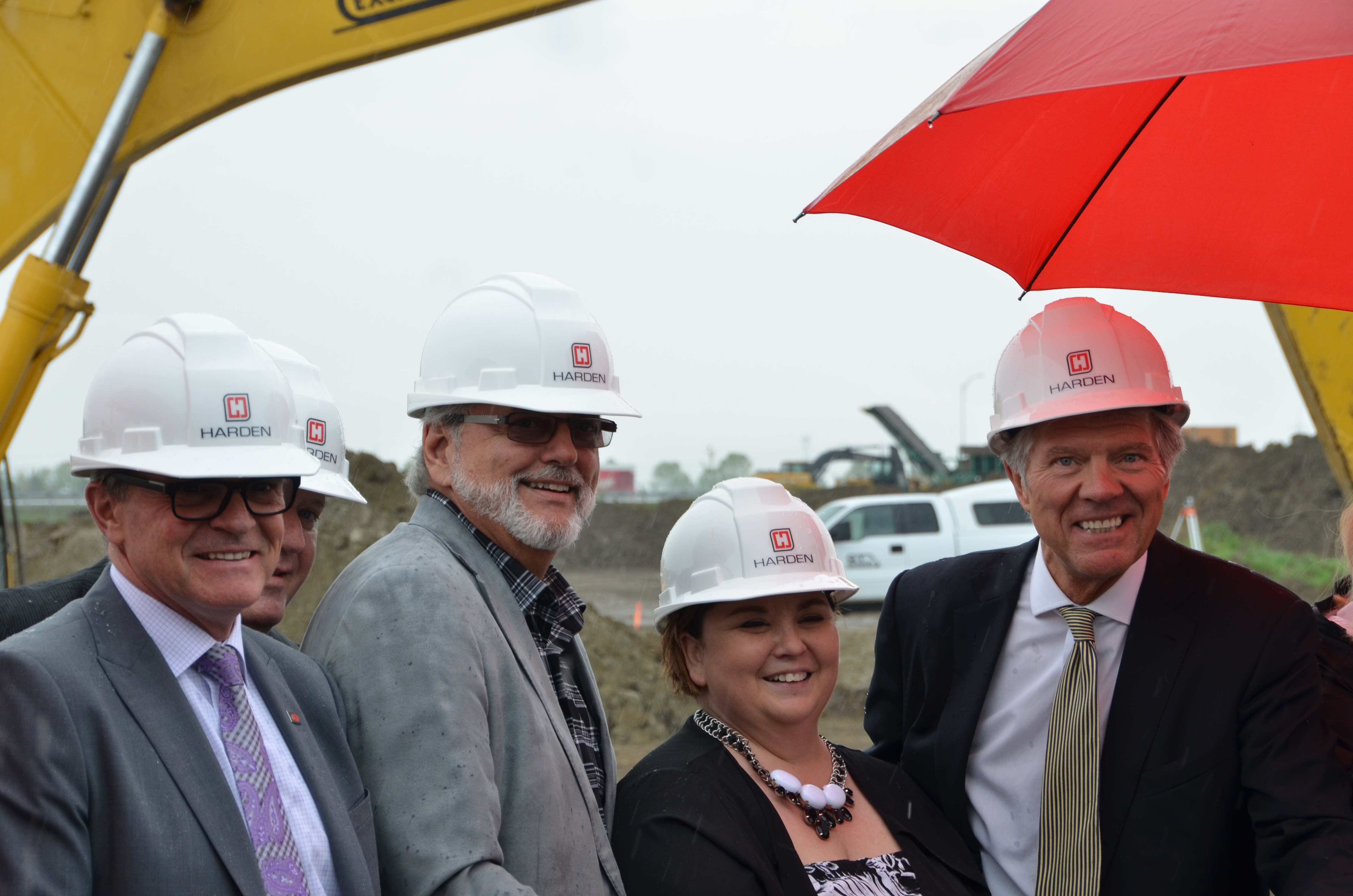 Une pelletée de terre mouillée pour le futur centre d’achats