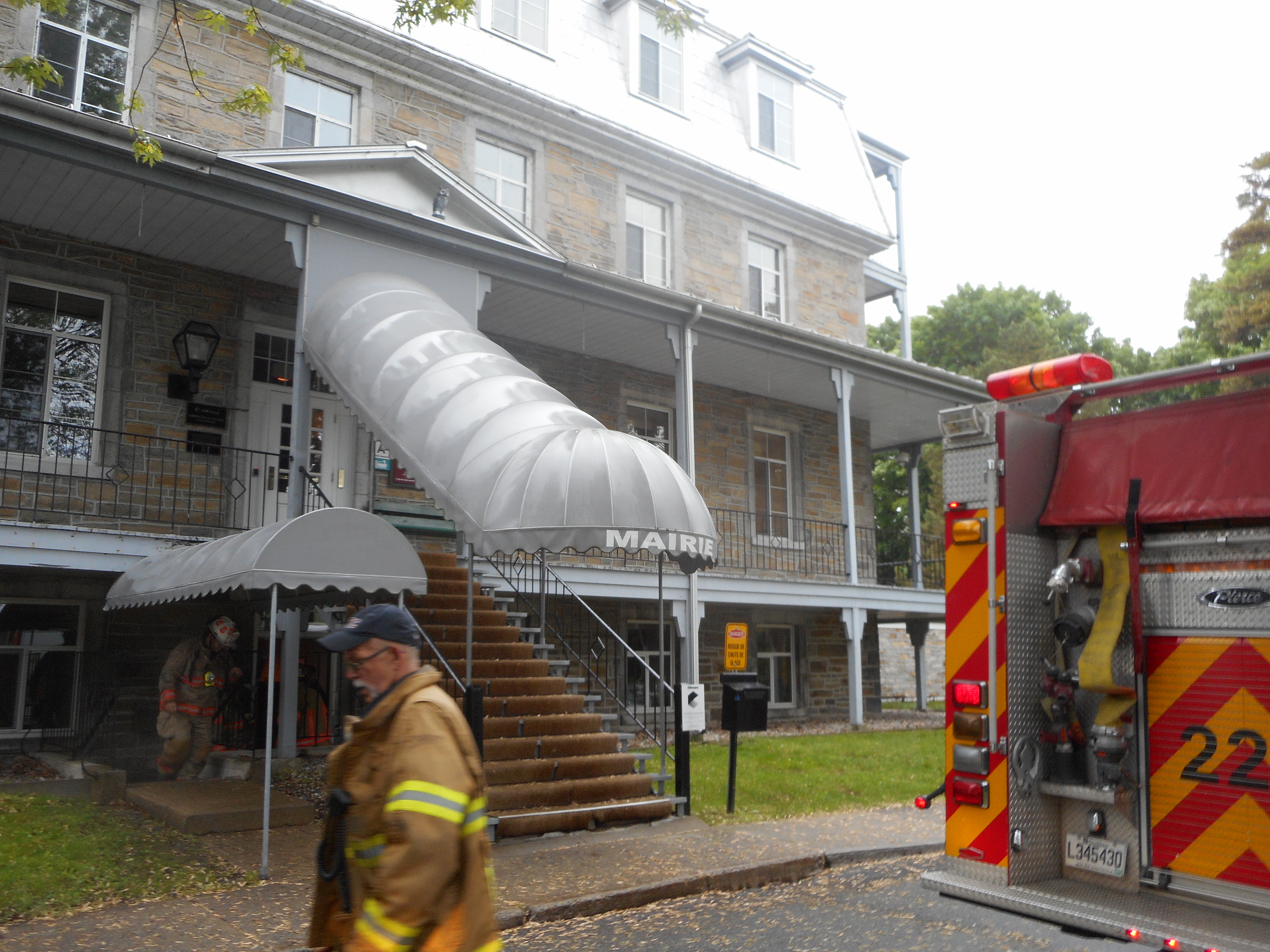 Sortie de l’ascenseur par les pompiers