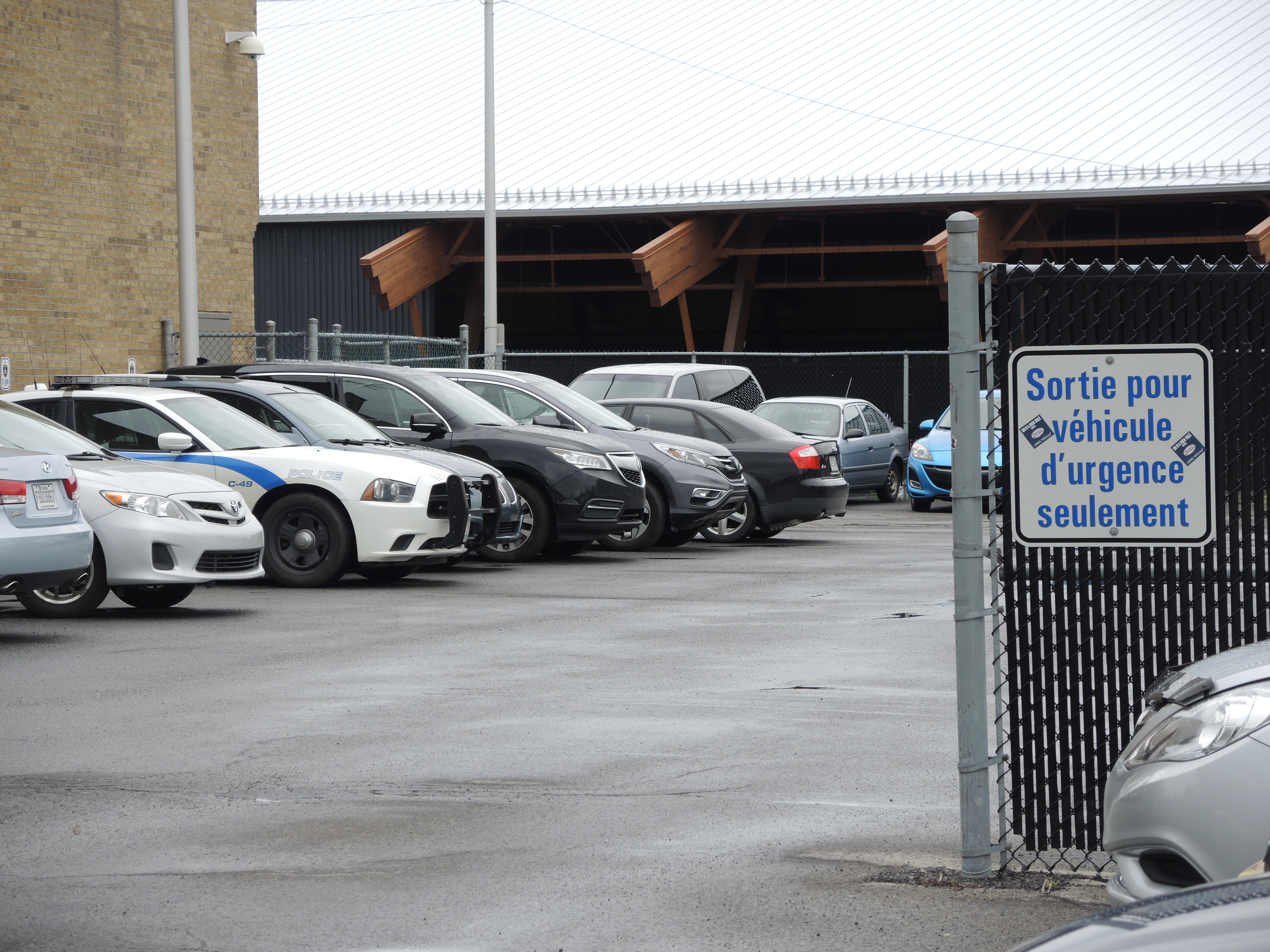 Le stationnement du poste de police devra être sécurisé