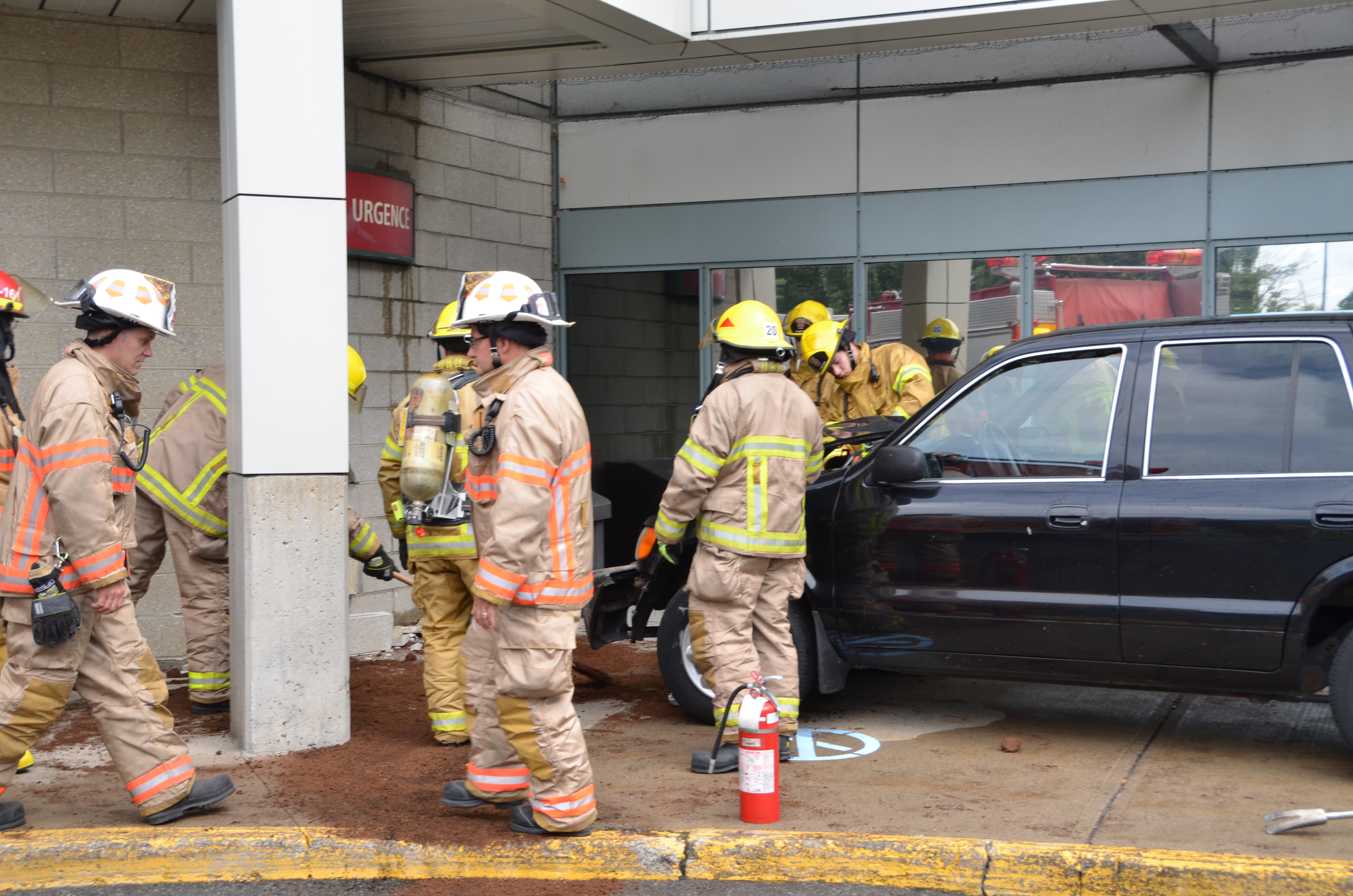 Une voiture fonce dans la façade de l’hôpital